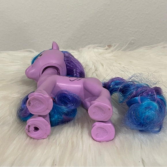 My Little Pony G5 A New Generation Shinning Adventures Unicorn Izzy Moonbow 6.5” - Picture 5 of 5